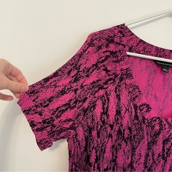 ROCK & REPUBLIC Pink Black Snakeskin Snake Animal Print V-Neck Short Sleeve Tee - Picture 6 of 11